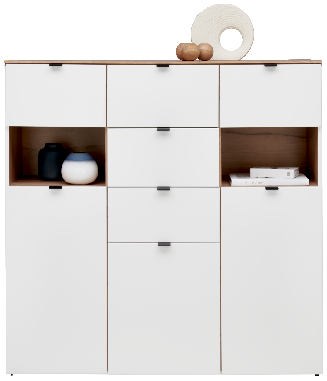 Weißes Highboard mit mehreren Schubladen und offenen Fächern, dekoriert mit Vasen und Büchern, Frontalansicht
