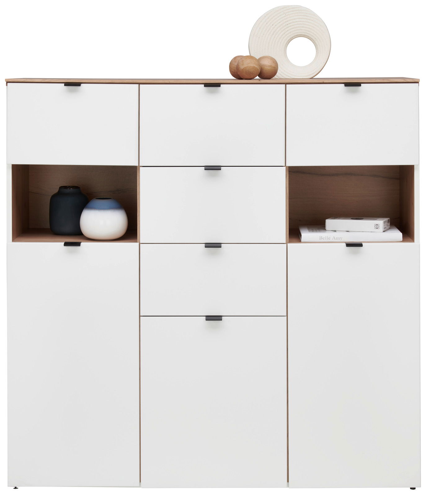 Weißes Highboard mit mehreren Schubladen und offenen Fächern, dekoriert mit Vasen und Büchern, Frontalansicht