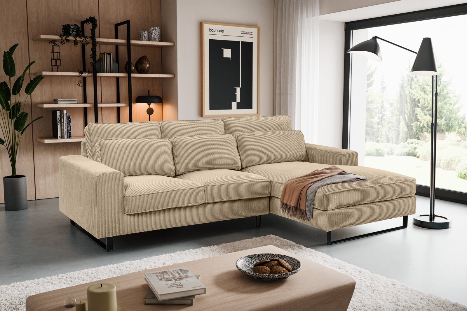 Beiges Sofa in L-Form mit rechter Ausrichtung, in einem modernen Wohnzimmer mit großen Fenstern und stilvoller Dekoration, aus der Perspektive von vorne links betrachtet.