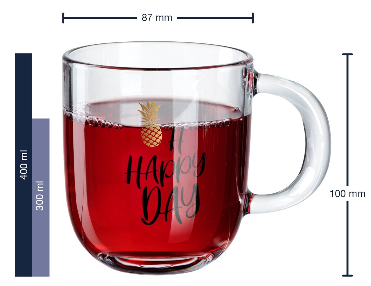 Glas-Tasse mit rotem Getränk, Aufschrift 'Oh Happy Day' und goldener Ananas, seitliche Perspektive