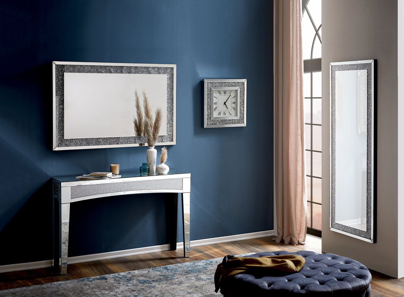 XORA Konsolentisch ATLANTA Eleganter Konsolentisch mit Spiegeloberfläche, dekoriert mit Vasen und Kerzen, in einem stilvoll eingerichteten Raum. Perspektive von vorne.