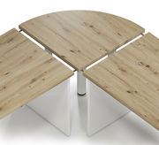 Eckverbindungsplatte aus Holz in einer dreiteiligen Tischanordnung, von oben betrachtet.