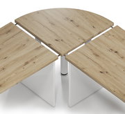 Eckverbindungsplatte aus Holz in einer dreiteiligen Tischanordnung, von oben betrachtet.