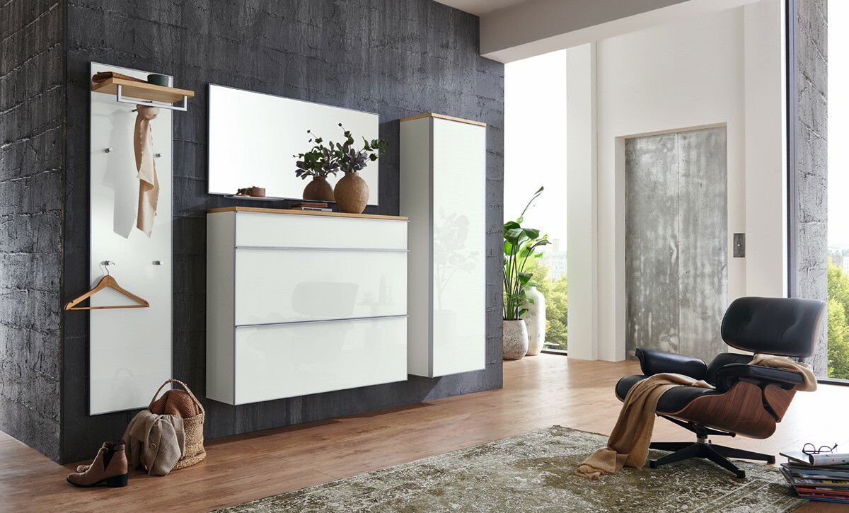 VOSS Hängegarderobenschrank re. VORTINA Moderner Hängegarderobenschrank in einem stilvollen Wohnzimmer, seitliche Perspektive