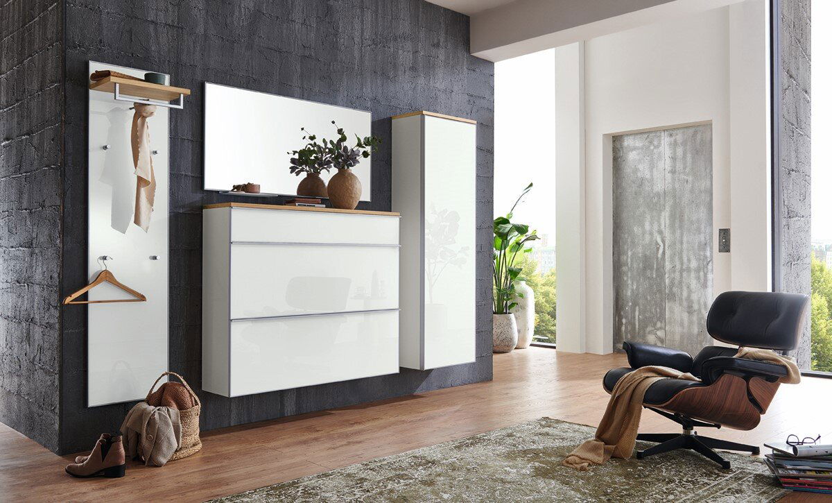 Moderner Hängegarderobenschrank in einem stilvollen Wohnzimmer, seitliche Perspektive