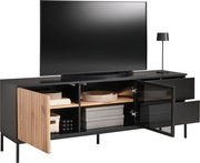 TV-Lowboard in schwarzem Design mit offenen Türen und Schubladen, von vorne betrachtet, mit Dekorationen und einem Fernseher darauf.