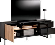 TV-Lowboard in schwarzem Design mit offenen Türen und Schubladen, von vorne betrachtet, mit Dekorationen und einem Fernseher darauf.
