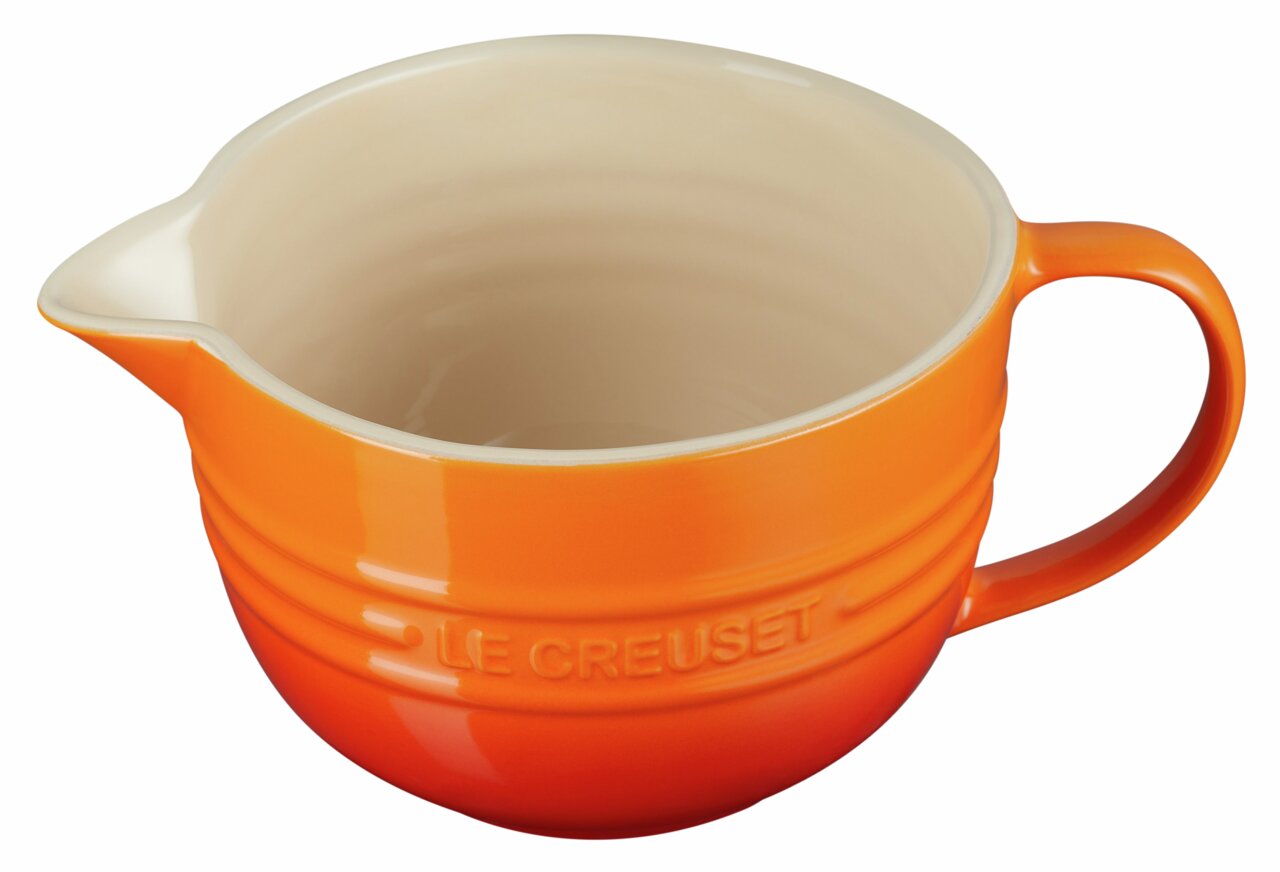 LE CREUSET Rührschüssel 27 cm Rote Rührschüssel von Le Creuset mit Henkel und Ausguss, seitliche Perspektive
