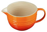 Rote Rührschüssel von Le Creuset mit Henkel und Ausguss, seitliche Perspektive