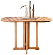 Gartentisch aus Holz mit dekorativen Kerzenhaltern und Vase, seitliche Perspektive