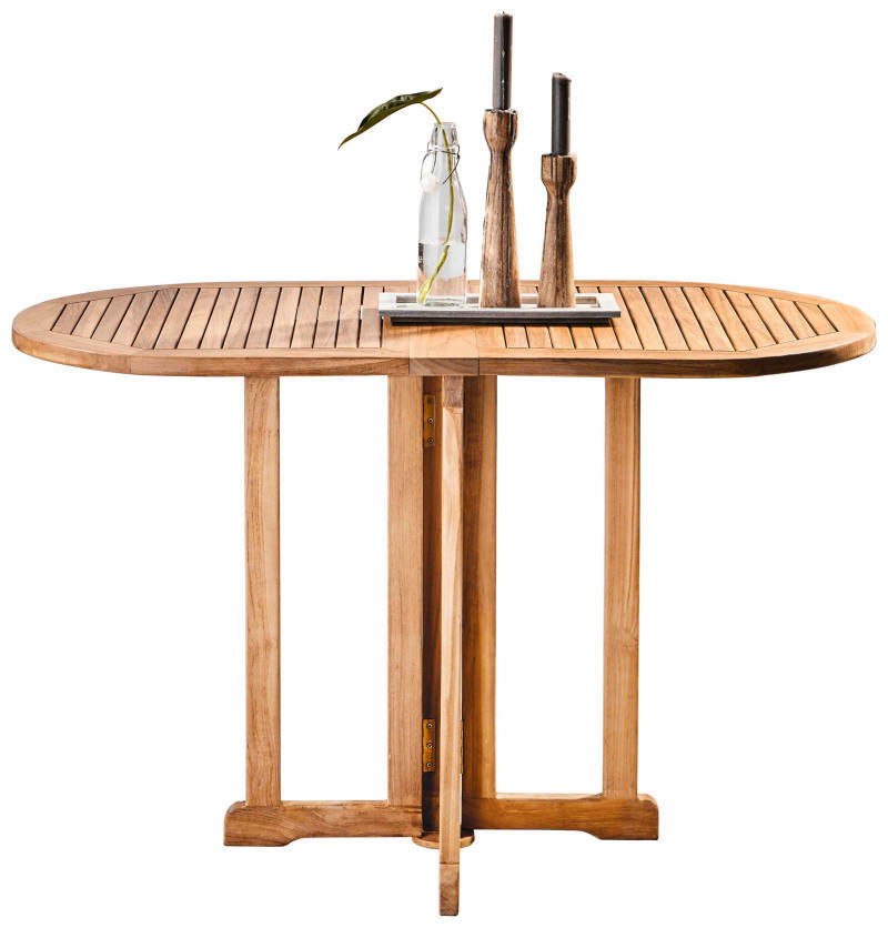 Gartentisch aus Holz mit dekorativen Kerzenhaltern und Vase, seitliche Perspektive