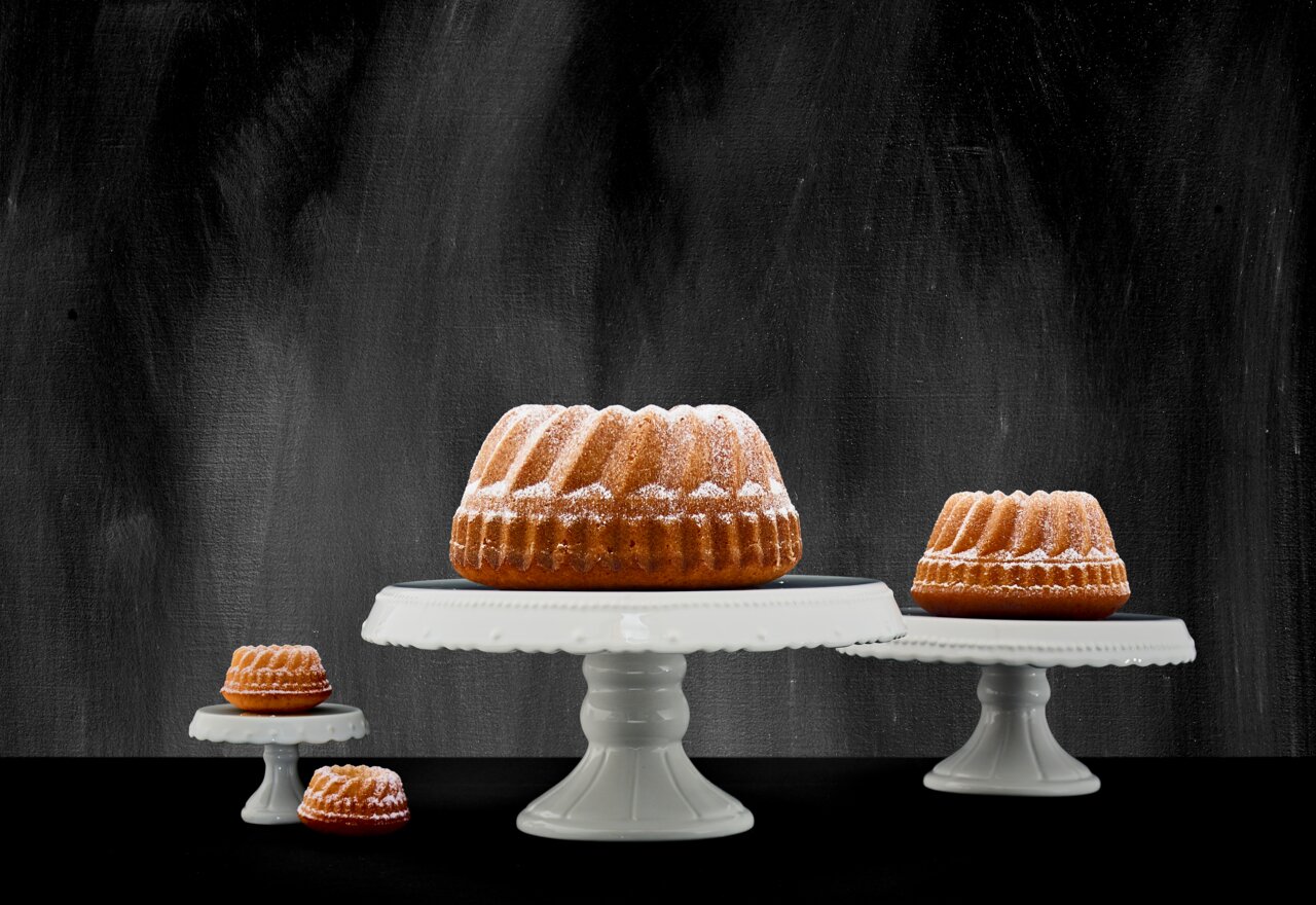 Drei Tortenplatten in verschiedenen Größen mit Gugelhupf-Kuchen, seitliche Perspektive