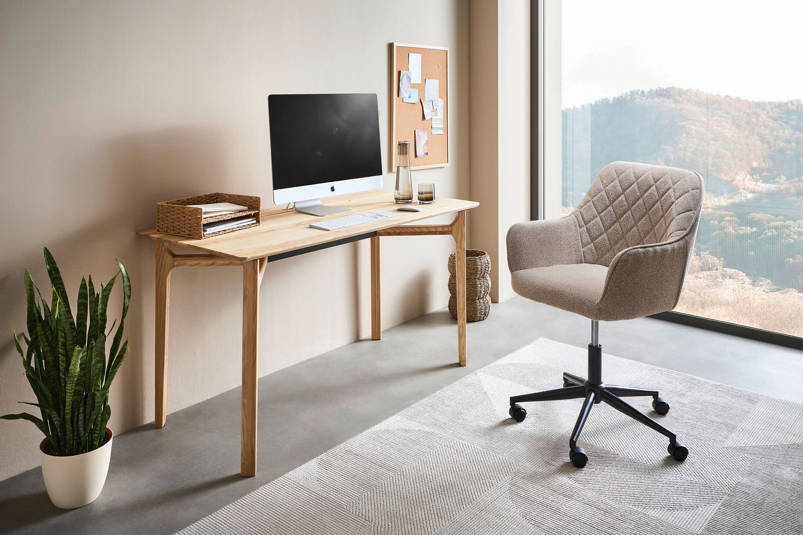 Moderner Drehstuhl mit gepolstertem Sitz und Rückenlehne in einem stilvollen Büro, seitliche Perspektive.