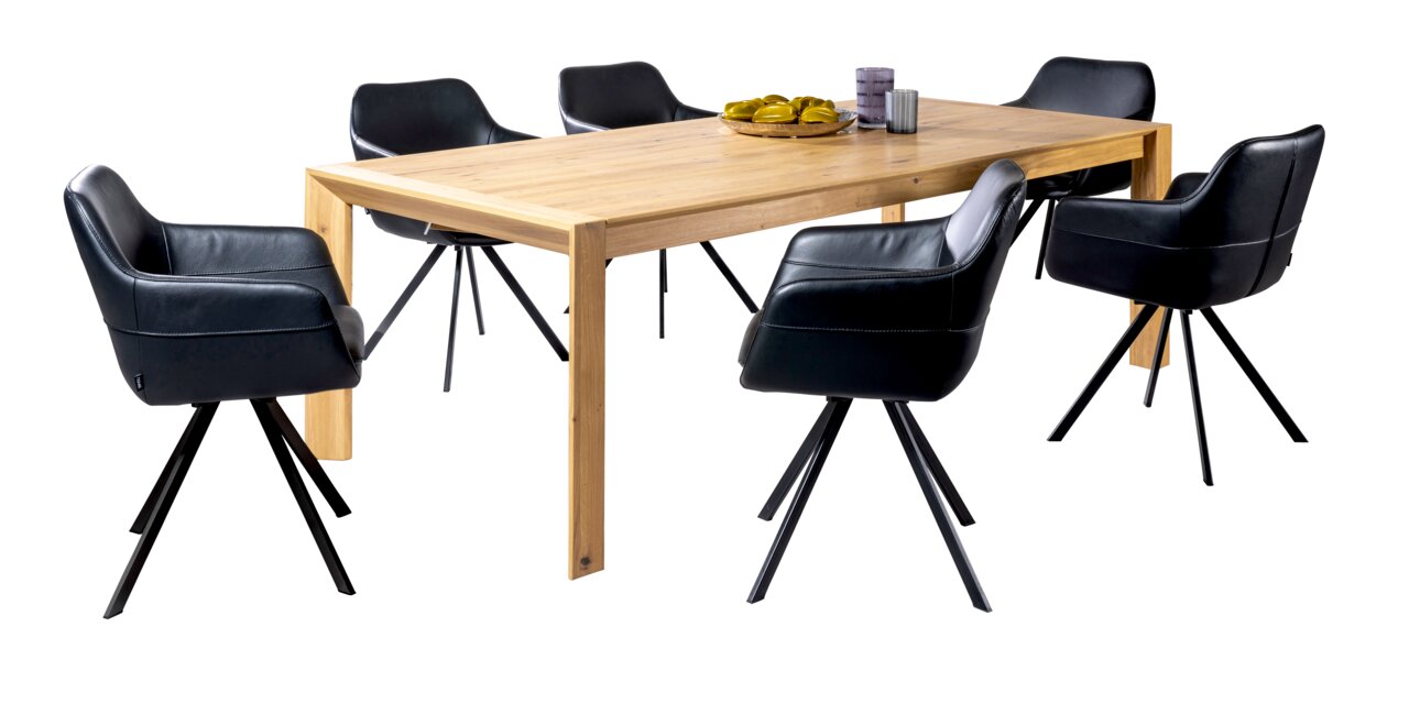Moderner Esstisch aus Holz mit sechs schwarzen Stühlen, seitliche Perspektive