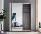 Moderner Schwebetürenschrank mit zwei Türen, eine Seite mit Spiegel, die andere offen mit Regalböden und Kleiderstange, seitliche Perspektive.