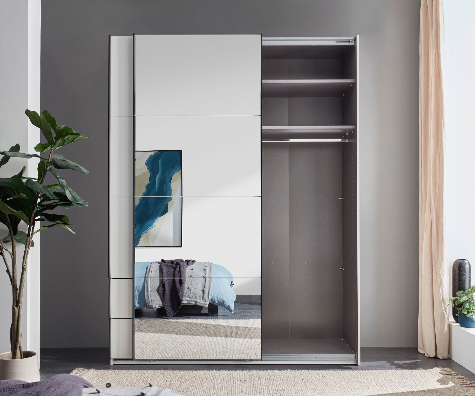 Moderner Schwebetürenschrank mit zwei Türen, eine Seite mit Spiegel, die andere offen mit Regalböden und Kleiderstange, seitliche Perspektive.