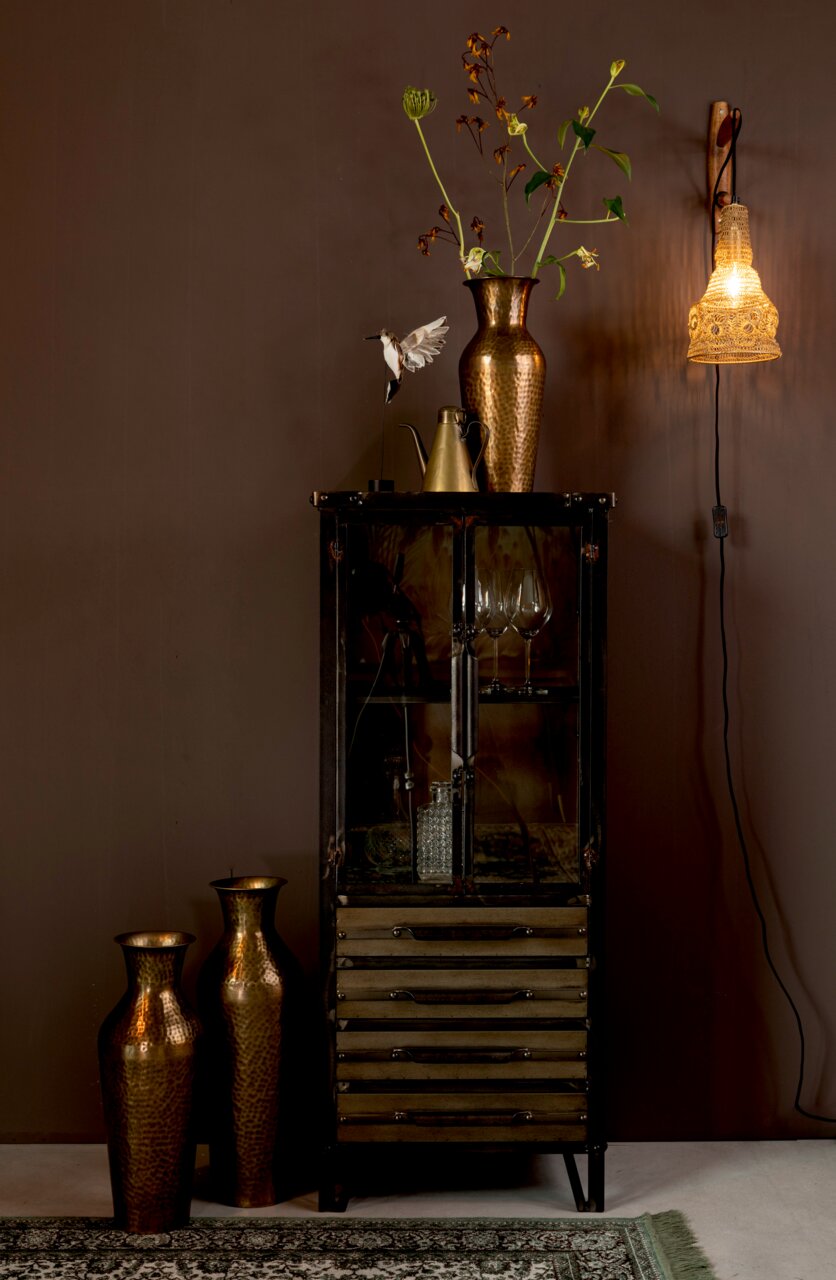 Z2 Highboard OTIS Hochwertiges Highboard mit Glasfront und Schubladen, dekoriert mit Vasen und einer Lampe, seitliche Perspektive