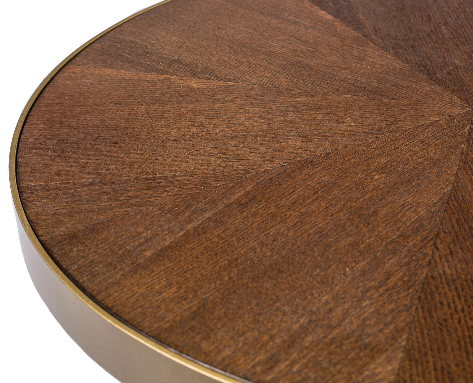 Nahaufnahme eines runden Couchtischs mit Holzfurnier und Metallrand, von oben betrachtet.