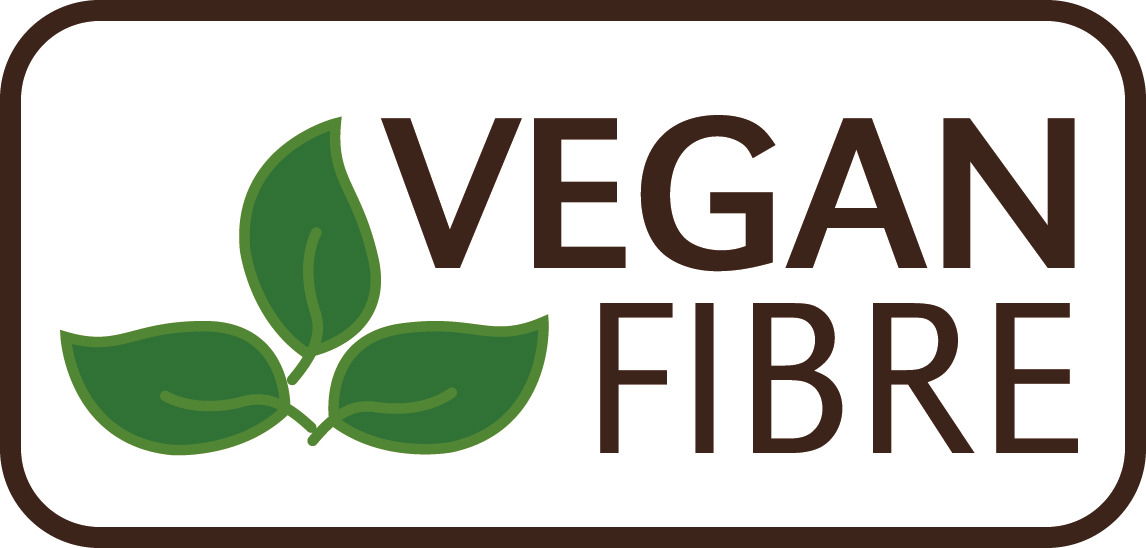 Logo mit drei grünen Blättern und der Aufschrift 'VEGAN FIBRE', Vorderansicht