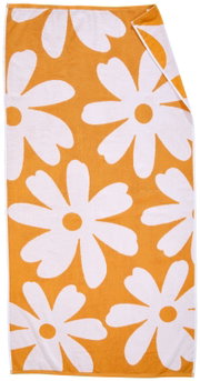 Orangefarbenes Strandtuch/Badetuch mit großen weißen Blumenmotiven, flach ausgebreitet auf weißem Hintergrund, Draufsicht (Top-Down)