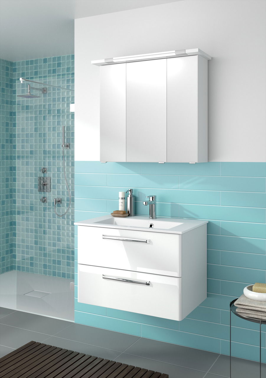Moderner Badblock mit weißem Waschbeckenunterschrank und Spiegelschrank, seitliche Perspektive