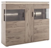 Moderne Highboard-Vitrine in heller Eichenholzoptik mit zwei Glastüren, schwarzen Griffen und integrierter LED-Beleuchtung, Ansicht von vorne