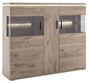 Moderne Highboard-Vitrine in heller Eichenholzoptik mit zwei Glastüren, schwarzen Griffen und integrierter LED-Beleuchtung, Ansicht von vorne