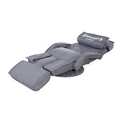 Grauer, gepolsterter Gaming-Sessel im Liege-Modus mit ausklappbarer Fußstütze und Kopfkissen, schräg von vorne oben (3/4-Perspektive) freigestellt auf weißem Hintergrund