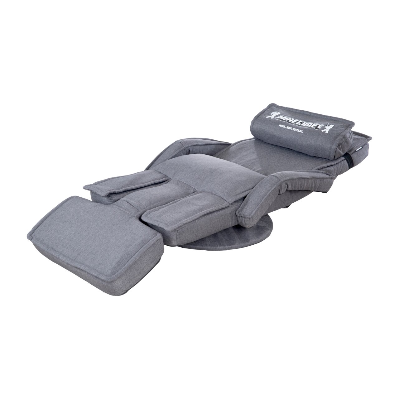 Grauer, gepolsterter Gaming-Sessel im Liege-Modus mit ausklappbarer Fußstütze und Kopfkissen, schräg von vorne oben (3/4-Perspektive) freigestellt auf weißem Hintergrund