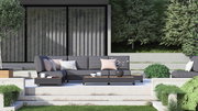 Moderne Gartenmöbel-Lounge mit grauem 3-Sitzer-Sofa, Kaffeetisch und Kissen, umgeben von grüner Landschaft, frontale Perspektive