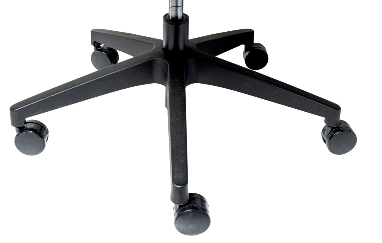 Nahaufnahme der Basis eines Drehstuhls mit fünf Rollen, von oben betrachtet.