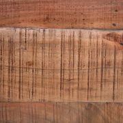 Nahaufnahme einer Holzoberfläche mit sichtbarer Maserung und natürlichen Farbvariationen, von oben betrachtet.