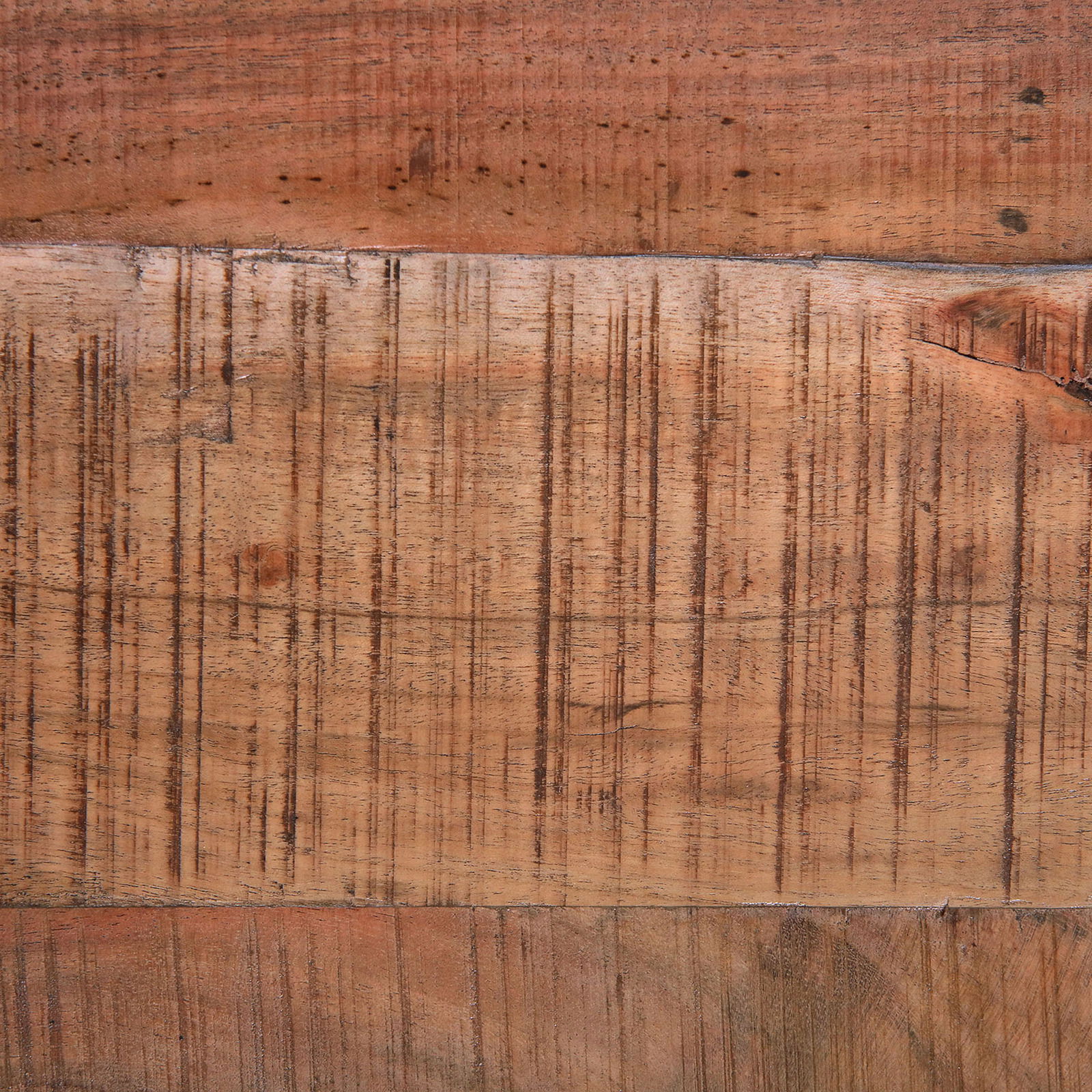 Nahaufnahme einer Holzoberfläche mit sichtbarer Maserung und natürlichen Farbvariationen, von oben betrachtet.