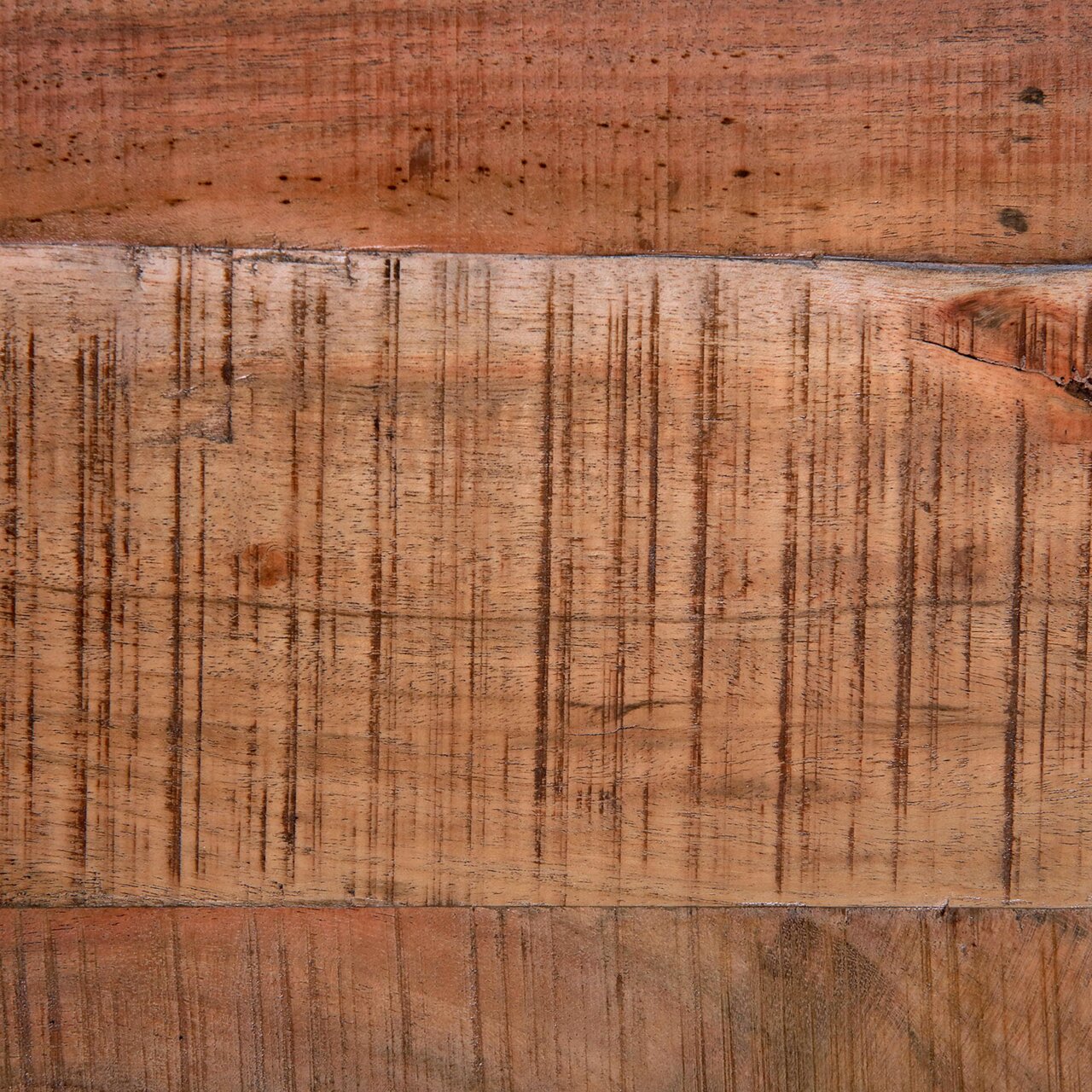 Nahaufnahme einer Holzoberfläche mit sichtbarer Maserung und natürlichen Farbvariationen, von oben betrachtet.