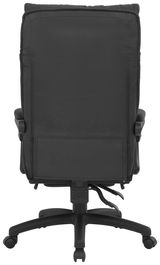 Rückansicht eines schwarzen Chefsessels mit Armlehnen und Rollen