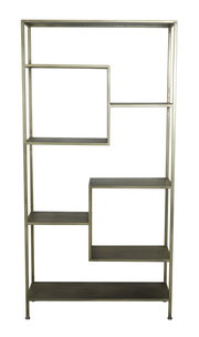 Metallregal mit offenem Design und asymmetrischen Regalböden, frontal betrachtet.