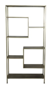 Metallregal mit offenem Design und asymmetrischen Regalböden, frontal betrachtet.