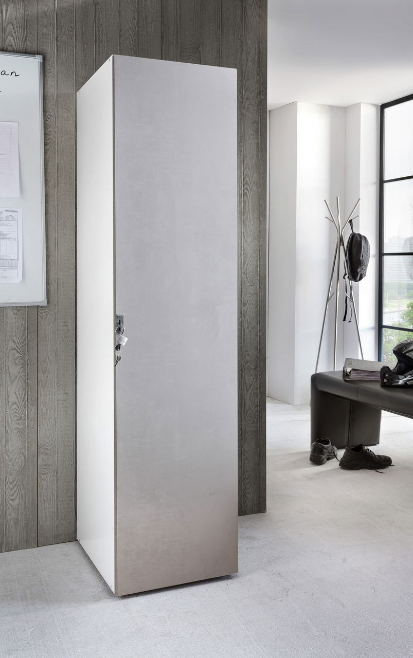 XORA Kleiderschrank abschließbar MULTIRAUMKONZEPT Abschließbarer Kleiderschrank in einem modernen Raum, seitliche Perspektive