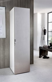 Abschließbarer Kleiderschrank in einem modernen Raum, seitliche Perspektive