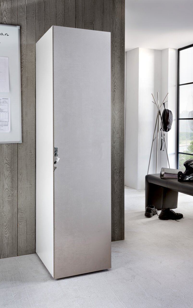 XORA Kleiderschrank abschließbar MULTIRAUMKONZEPT Abschließbarer Kleiderschrank in einem modernen Raum, seitliche Perspektive