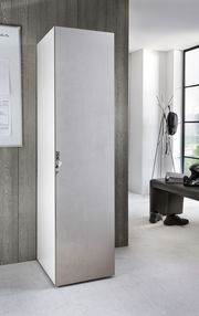 Abschließbarer Kleiderschrank in einem modernen Raum, seitliche Perspektive