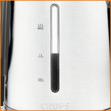 Nahaufnahme eines silbernen Wasserkochers mit Wasserstandsanzeige und Krups-Logo.