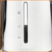 Nahaufnahme eines silbernen Wasserkochers mit Wasserstandsanzeige und Krups-Logo.