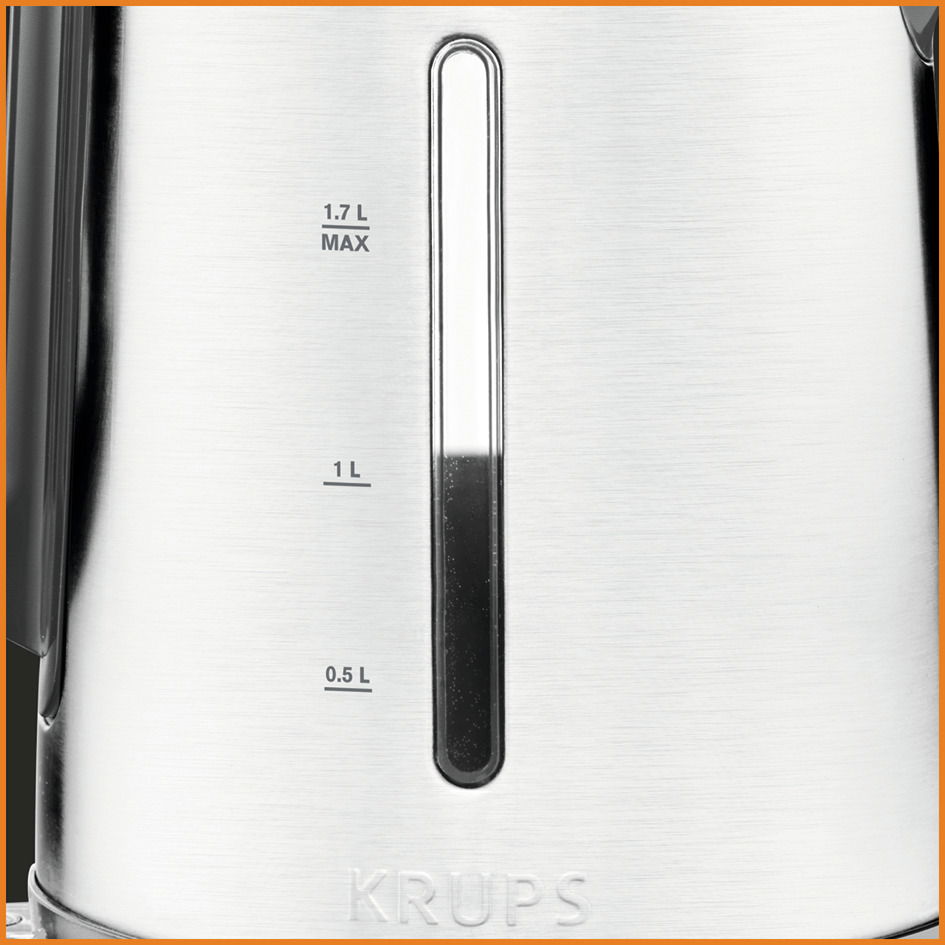Nahaufnahme eines silbernen Wasserkochers mit Wasserstandsanzeige und Krups-Logo.