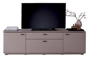 Modernes TV-Lowboard in Taupe/Grau mit Schubladen und Türen, darauf ein großer Flachbildfernseher sowie Deko (Bücherstapel und Vase mit Zweigen), frontale Ansicht