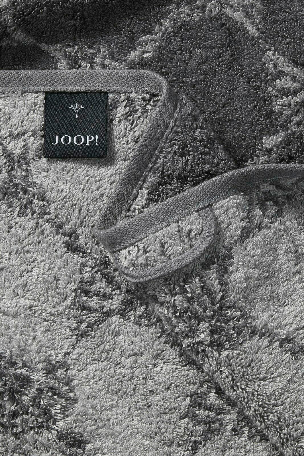 Graues Duschtuch mit geometrischem Muster und Markenetikett, Nahaufnahme