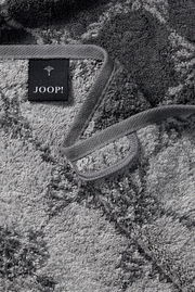 Graues Duschtuch mit geometrischem Muster und Markenetikett, Nahaufnahme