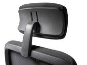 Rückansicht einer schwarzen Kopfstütze eines Chefsessels mit verstellbarer Halterung