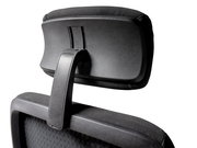 Rückansicht einer schwarzen Kopfstütze eines Chefsessels mit verstellbarer Halterung