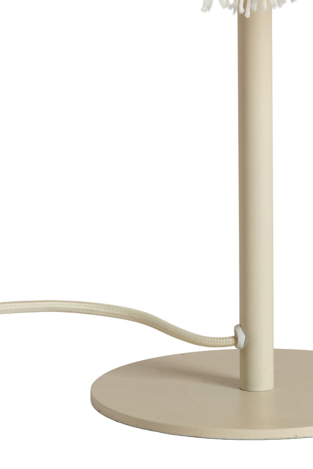 Close-up van de voet van een tafellamp met crèmekleurige kabel en voet.